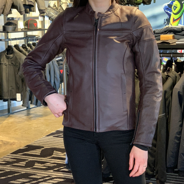 街にもバイクにも馴染むレディースレザージャケット『ITINERE』の魅力